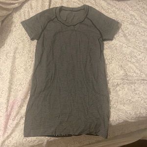 Lululemon Black/White Striped Swiftly Tech Short Sleeve Fitted Tee Size 4